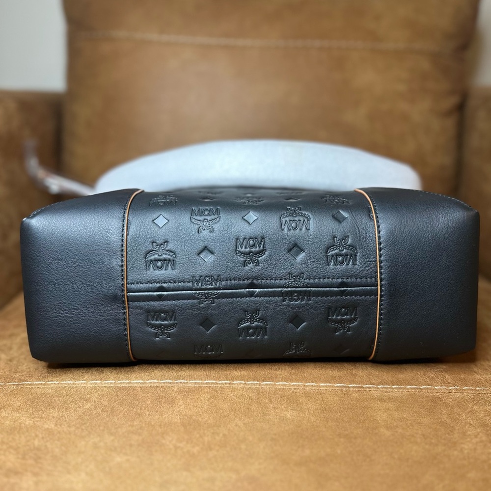 MCM Large Aren Hobo Bag in Embossed Monogram Leather - Picture 6 of 11